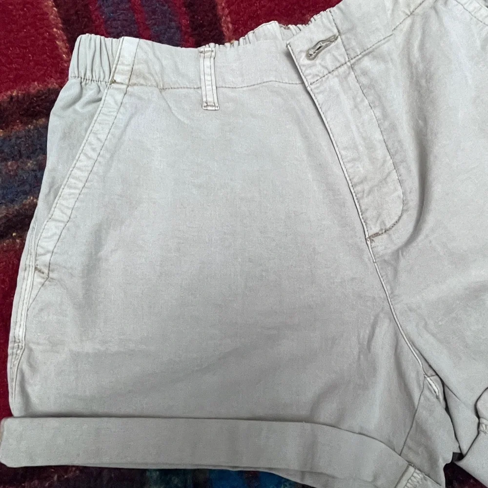 Old Navy Lightweight Khaki Shorts Medium - Picture 4 of 14